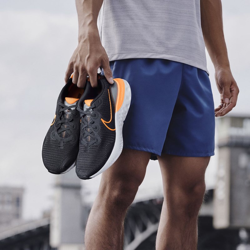 Nike Renew ラン メンズ ウォーキングシューズ 黒 | AE2322-489