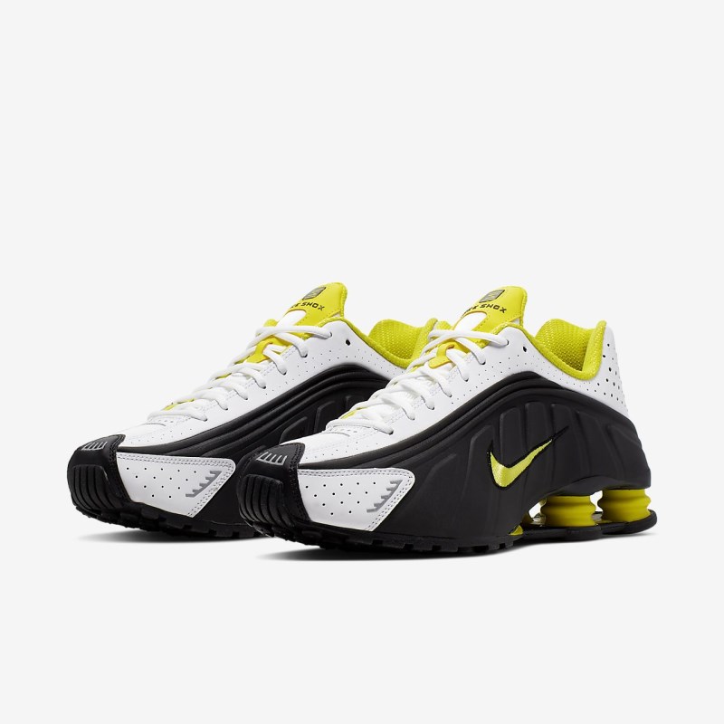 Nike ショックス R4 メンズ スニーカー 黒 | IV8976-387