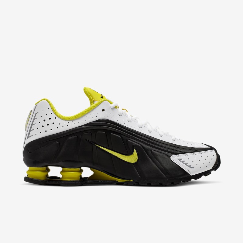 Nike ショックス R4 メンズ スニーカー 黒 | IV8976-387