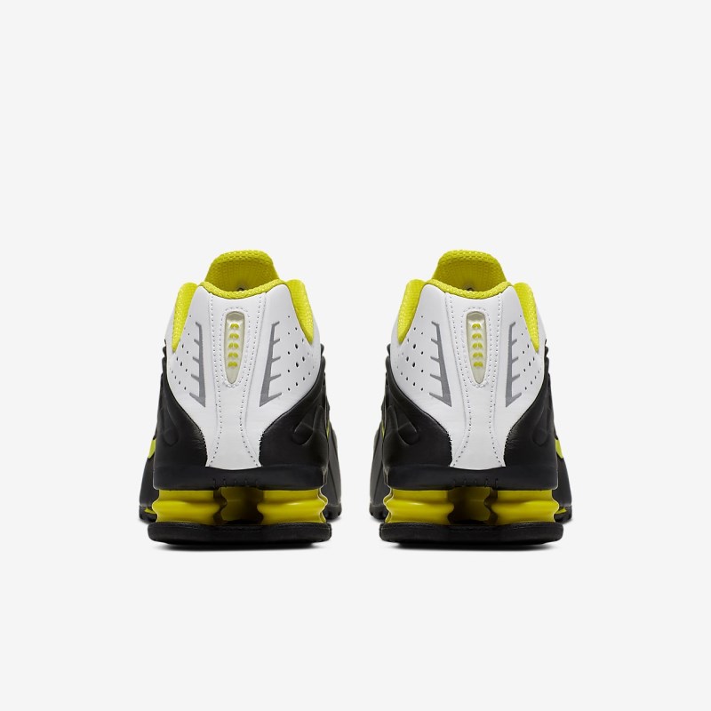 Nike ショックス R4 メンズ スニーカー 黒 | IV8976-387