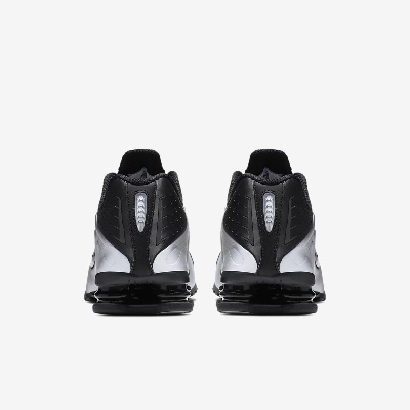 Nike ショックス R4 メンズ スニーカー 黒 | OV2275-351