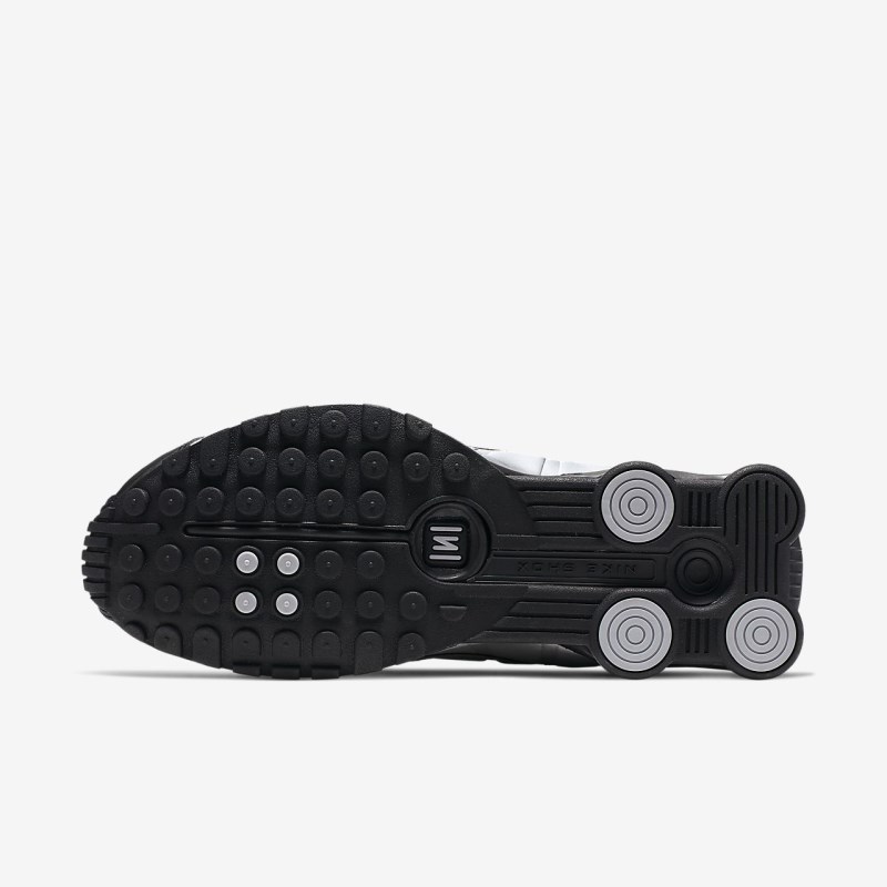 Nike ショックス R4 メンズ スニーカー 黒 | OV2275-351