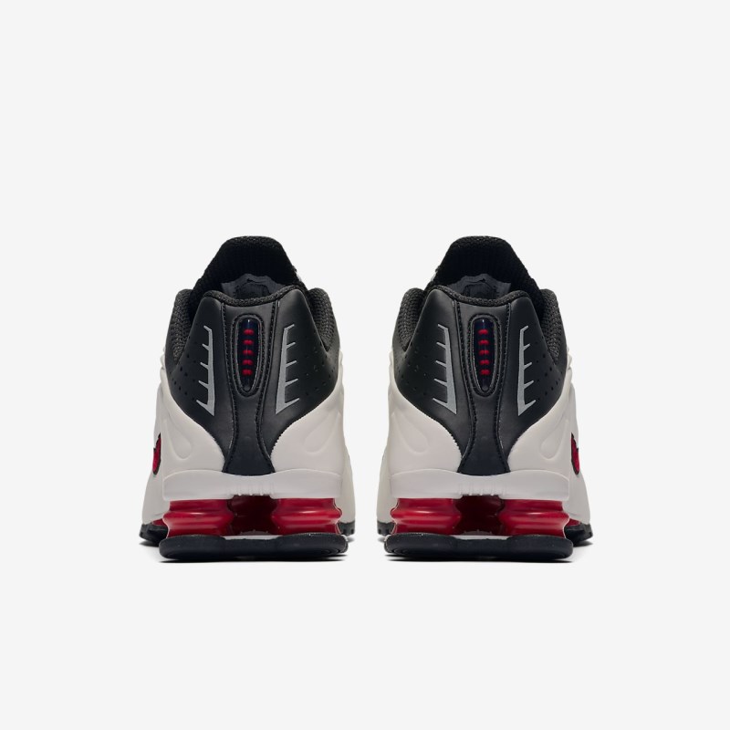 Nike ショックス R4 メンズ スニーカー 黒 | TG6387-051
