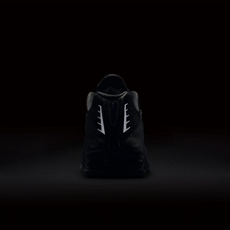 Nike ショックス R4 レディース スニーカー 黒 | VM3220-215