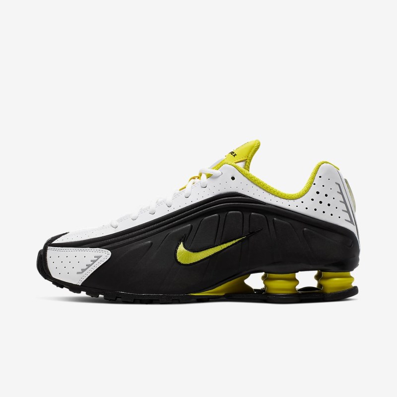 Nike ショックス R4 メンズ スニーカー 黒 | IV8976-387