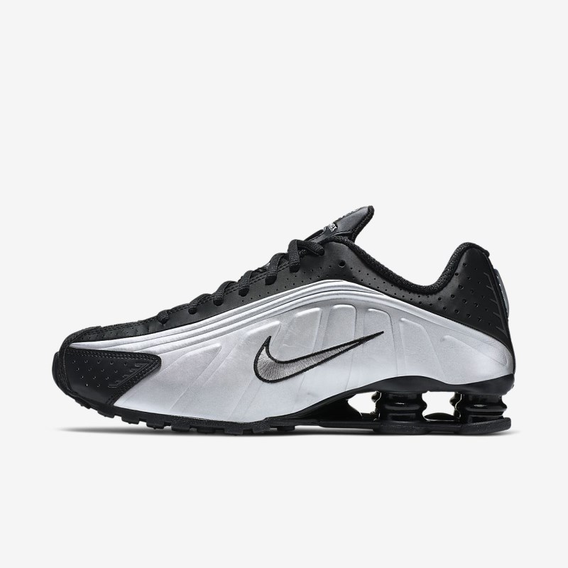 Nike ショックス R4 メンズ スニーカー 黒 | OV2275-351