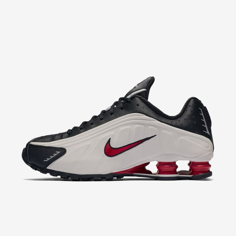 Nike ショックス R4 メンズ スニーカー 黒 | TG6387-051